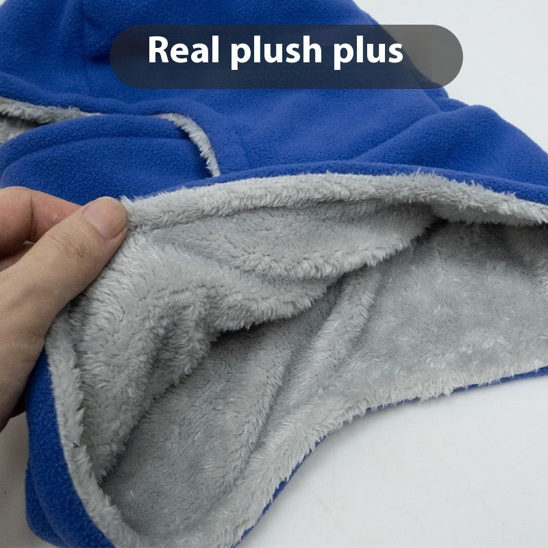 Sort elefanthue i fleece med ansigtsdel trukket ned
