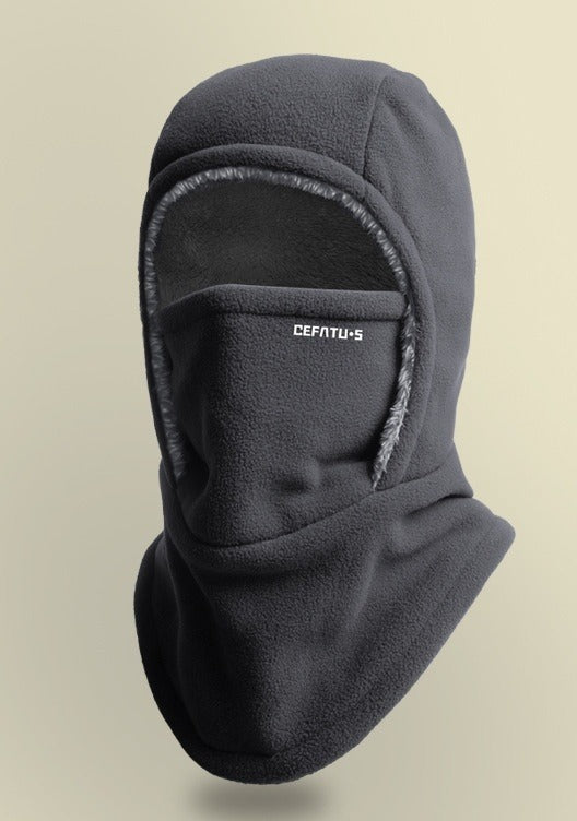 Sort elefanthue i fleece med ansigtsdel trukket ned