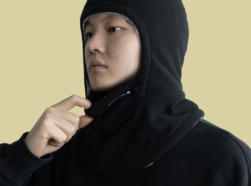 Sort elefanthue i fleece med ansigtsdel trukket ned
